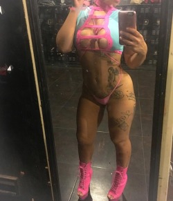 stripper-locker-room:  https://www.instagram.com/goldigold/