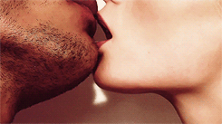 plaisierdisciplinee:  Love this type of kissing…
