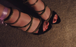 I get some very sweet compliments about my feet, but feet have never been a passion of mine, so I sort of feel I don&rsquo;t really know what I&rsquo;m doing when I take photos of them.  Suggestions and advice would be most welcome!