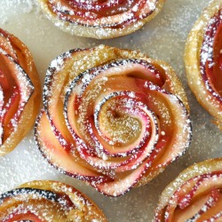 stitch-n-time:lady-feral:beautifulpicturesofhealthyfood:Rose Shaped Baked Apple Dessert…RECIPEI honest to gods just squealed!notenoughthyme  I want some