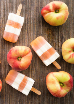 dreamalittlebiggerblog:  Peaches and cream Popsicle recipe from Sugar and Cloth. Since peaches and cream is one of my absolute favorite pairings, this may be the best Popsicle recipe I have found all summer long!