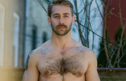 alanh-me:108k+ follow all things gay, naturist and “eye catching”   Muscles and trailz and WOOF!