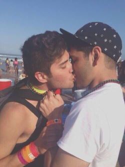 i never get tired of see two man or two boys kissing. 