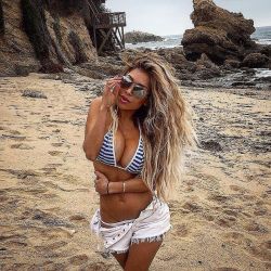 Regresa verano🌴☀️ .. Bring back summers ⛱ ||Bikiny by @kandyshop_bikinis 📷 photography by @catklife #olgaloera #summers #fun #playa #newport #beach #arena #playboy #playmate #lovebikinis #mar #arena #sol by olgaloera