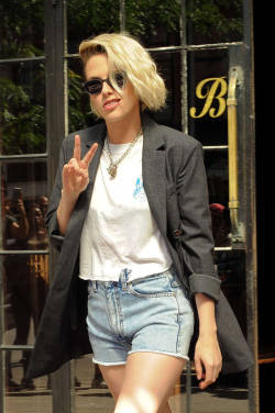 kristenstewartassandlegs:  Kristen Stewart’s LEGS! - Leaving her hotel in New York (on the way to “The Tonight Show Starring Jimmy Fallon”, july 11, 2016)