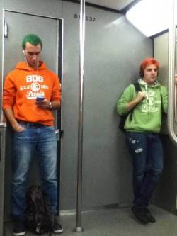 phoenix-is-so-done:  8oo:  awesomephilia:  These two guys entered the metro from different stations and don’t even know each other. (via)  is that phineas and ferb  don’t blow their cover 
