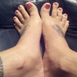 remisuicide:  #footfetish #feetbabes #longtoes #toes #pinktoes