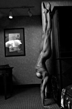 Hymntonudity: Nude Art. Figure Study - Hand Stand At Home. 