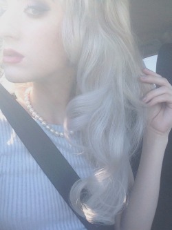 plant-strong:  subtle-tea:  My hair is a beautiful mess of dove feathers today.  Gorgeous  This is madness