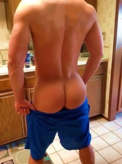 musculardude:  gaggers:  Active gay porn blog, I follow back all! http://gaggers.tumblr.com  I could spend days up that ass 