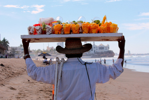 vivirenmexico:  Escena típica de las playas de Mazatlán, Sinaloa. México.