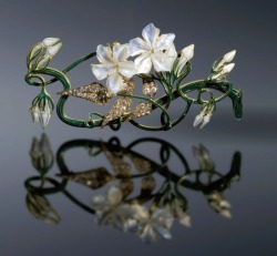 petitpoulailler:  oblogdasjoias: 1899-1901 Lalique ‘jasmine’ corsage pin | 18K gold/ diamond leaves/ mother-of-pearl flowers/ green enamel. Muse Lalique, Rue du Hochberg, Alsace, France