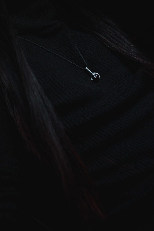   𝔇𝔯𝔞𝔤𝔬𝔫 ℭ𝔩𝔞𝔴𝔰One of my favorite necklaces, partially for the pendant and partially for how long the twine hangs down.    | IG: Nekromancy  