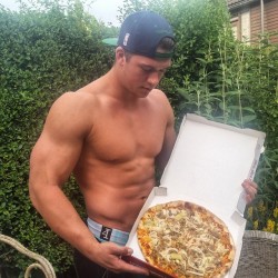 lumbrjax:  Posted by @kazvanderwaard on Instagram http://ift.tt/1Nk7jJx “🎵🎶They see me bulking, they craving🎵🎶 🍕🍕🍕 #pizzaboy  Call me eric murphy #entourage”