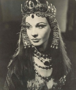 enoughdiamonds:  Vivien Leigh in Caesar and Cleopatra c. 1945