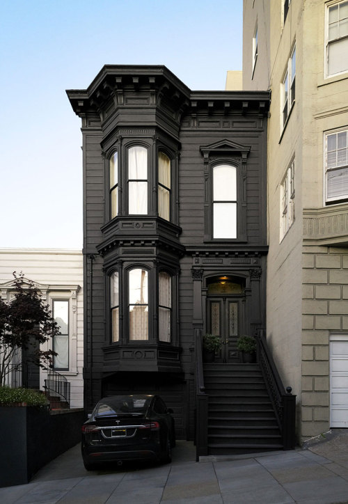 abismo-sideral:  The townhouse of designer Nicole Hollis in San Francisco is hard to miss walking through the famous Pacific Heights – and it’s not about the glorious architecture of 1870 (it is indeed delightful), but primarily because of black,