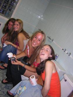 classic pic, would love to see those girls or more pooping on the toilet at the same time, what about you? 