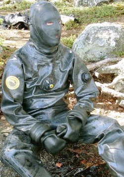 guysinrubberdrysuits:     Rubber Divers &amp; Drysuits from the Web 3136    