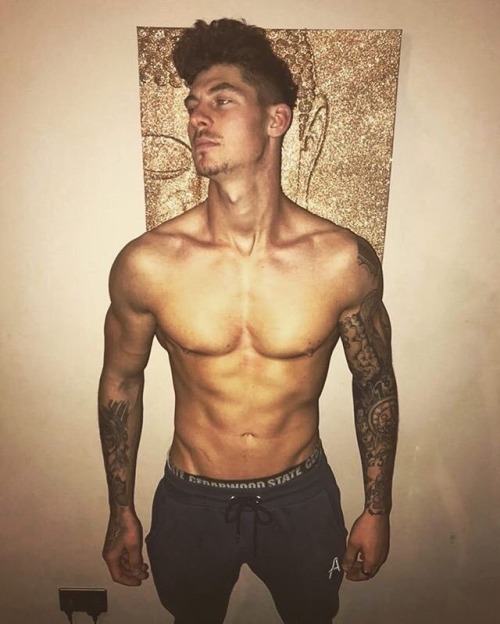 hotladsworld5:  Reality TV star Sam Chaloner.Check out more hot straight guys at our blog here.   