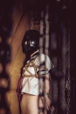 youfuckmyweb:  goodmorningm0therfucker: Ropes and Photo: Thl Evilthell  I love this taped hood.
