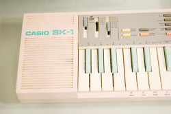 lindsaybottos:  beetstreak:  meiringen: Pink Casio SK-1 Sampling Keyboard  i had this when i was little!  dreams 