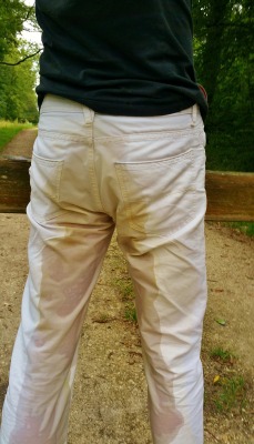 tattsandkink1:  xnpee:  I pee a lot in my pants. People look at my dirty pants ;)  Nice 
