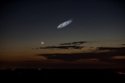 laughing-trees:  If Andromeda were brighter, this is how it would look in our night sky. They’re all out there, we just can’t see them Distance to Earth: 2,538,000 light years  can you imagine?? i&rsquo;d never go inside.