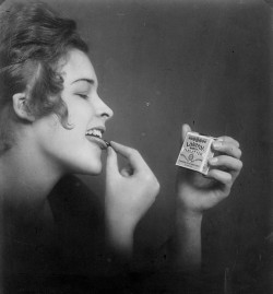 vampsandflappers:  A model in a photograph for Läkerol, a type of Swedish pastille, from around 1910. 
