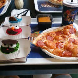 Brunch… I like all the #cupcakes #universalstudios #uss