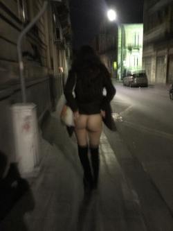 public-flash3:  ass flash in the streets***********************************Wanna see beautiful chicks and couples on Live cam? Just go to that page and create a FREE account, you’ll thank me later :)