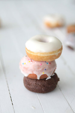 fullcravings:  Cake Mix Doughnuts