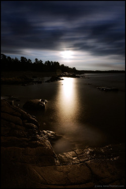 spacettf:  Moonrise by Jonas Thomén on Flickr.