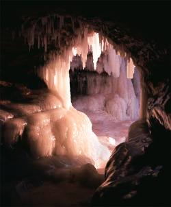 travis-t-ehrich:Apostle Sea Caves. Lake Superior, WI.
