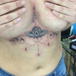 #tattoo #tatuaje #ink #inklove #lineas #lines #mandala #hindu #under #boobs #bajo #senos #tatu #tatuajes #tattoos #tatus #black #blacktattoo #blackwork #underboobs #underboobtattoo #underboob #loto #lotua #cadena #tattooed #tattooedgirl #girl #venezuela