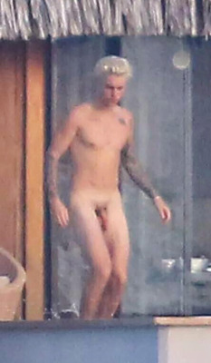 alekzmx:  Justin Bieber caught naked… but this time like for real, totally naked!(and who is that person inside the room who can freely see his willy? )