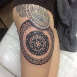 #tattoo #tatuaje #tatu #tatus #tatuajes #tattoos #ink #inklove #pierna #leg #mandala #colores #naranja #blanco #negro #sombras #venezuela #colombia #lara #barquisimeto  (en Old Skull Tattoo Studio)