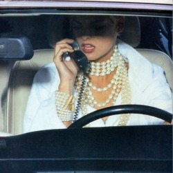 lalinda-evangelista:  Chanel S/S 1991 (detail)Linda Evangelista by Karl Lagerfeld 
