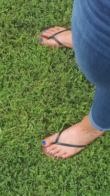myprettywifesfeet:  A cute candid pic outside in public.please comment