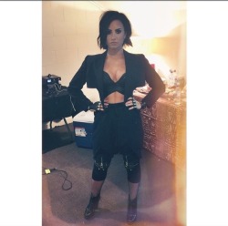 dlovato-news:  @ddlovato: And then it was showtime in Auckland, New Zealand……