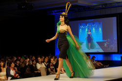 albinwonderland:  sairobee:  popsugartech:  Comic-Con’s first ever geek couture fashion show was UNREAL. Our favorite? This LOKI dress.  Holy shit y’all, check out justbetsycostumes&rsquo; fabulous Loki dress. The feathers are genius!  that is so