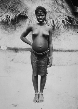 congo-mondele:  Portrait of an Azande woman. 1900-1940   