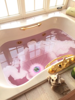 bowlofbloodoranges:  orlandobloomers:  goldislie:  Lush is the only way to fight off winter moods   Ok wat the fuck is up w ppl having nice bathtubs  !!!!! Goals