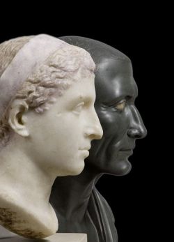 marmarinos:Busts of Kleopatra VII and Julius Caesar, dated to the 1st century BCE. The bust of Kleopatra is made of marble, and the bust of Julius Caesar is of green basalt. Both are currently located in the Atles Museum in Berlin.