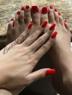 crazysexytoes:  Gorgeous hands and feet.