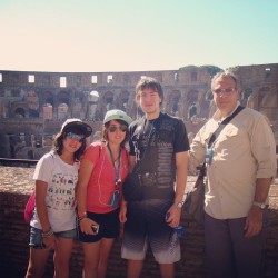 #bro #sis #dad #me #roma #coliseo #funnytime #vacation #family #cap