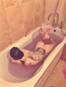 francescalouiseee:  theyorkshireripper:  Got my own little mermaid I have.  oh shit. I’m a mermaid now. 