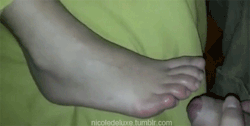 nicoledeluxe:  cumming on wifes feet while