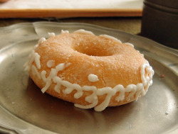 ihopetogodyoucomedown:   One donut to rule them all.    areferencetothechariot