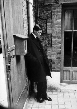 colecciones: Yves Saint Laurent after attending Christian Dior’s funeral, Paris, 1957. Photo by Loomis Dean.