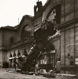 Albert Brichaut - Vue de l'accident de l'express de Granville à la gare Montparnasse le 22 octobre 1895, 6ème arrondissement. L'accident de la gare Montparnasse, l'un des plus spectaculaires de l'histoire des chemins de fer français a eu lieu le 22